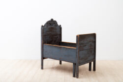 Unusual and charming childbed from the early 19th century. Extendable.