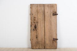 Door from the 17th / 18th century with appurtenant original lock and key. Manufactured from two boards each around 5 cm thick.
