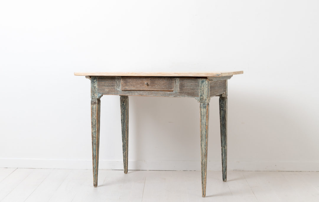 Swedish gustavian and neoclassical desk from the late 18th century, around 1790. The desk is from northern Sweden and work well as both a desk and wall table
