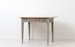 Swedish gustavian and neoclassical desk from the late 18th century, around 1790. The desk is from northern Sweden and work well as both a desk and wall table