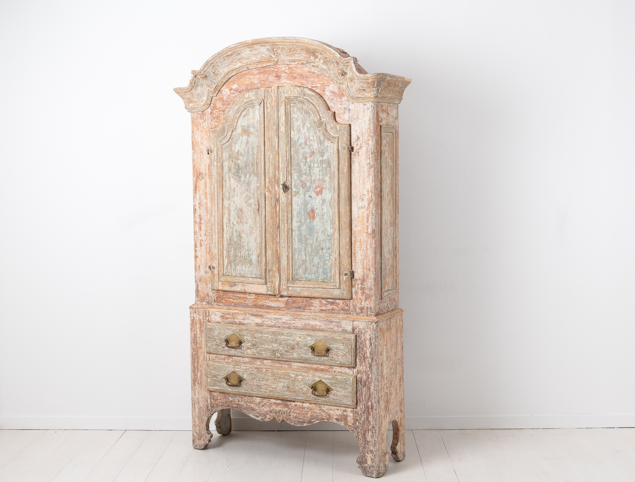 Late 1700s rococo cabinet from Jämtland in northern Sweden. The cabinet is a country furniture with traces of the original paint