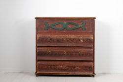 Country chest of drawers from Northern Sweden made around 1810 to 1820. The chest is pine with untouched original paint and authentic patina.