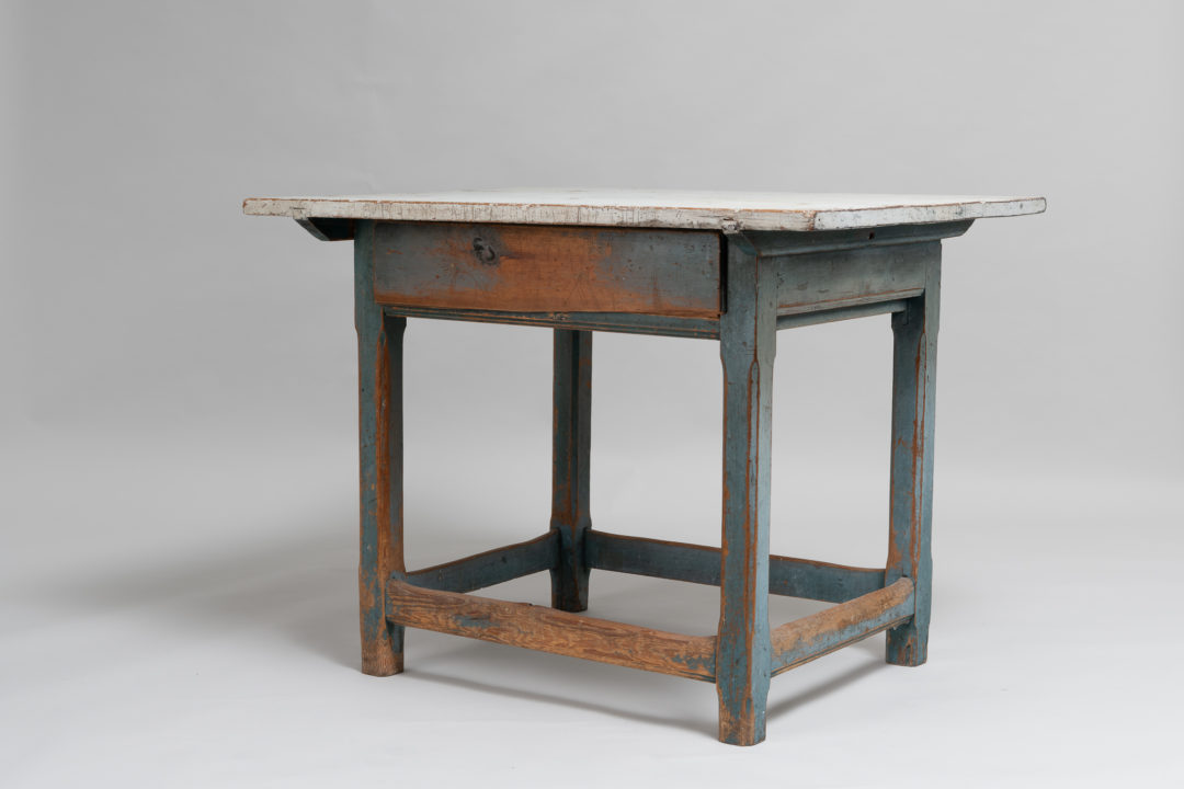 Genuine country baroque table from Hälsingland in Northern Sweden made during the late 1700s. The table is from a village called Roren