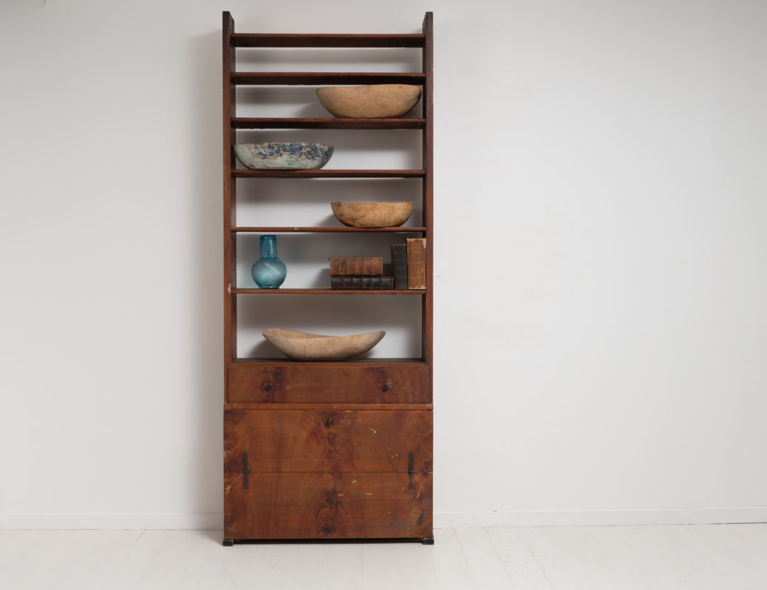 Antique country furniture shelf from Northern Sweden. The shelf is solid pine with untouched original faux paint. Made around 1820 to 1840.