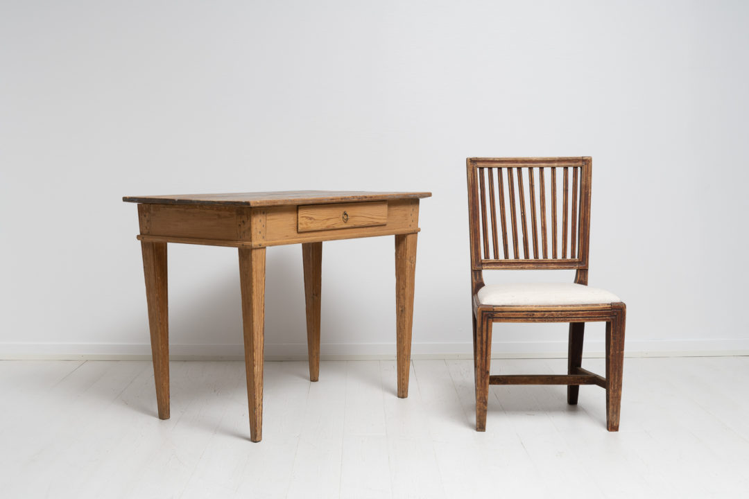 Gustavian country home desk from northern Sweden made during the early 19th century, between 1810 and 1820. The desk has tapered legs