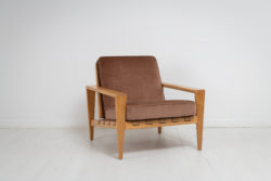 Bodö armchair by Svante Skogh in light oak. The armchair was first shown 1957 at the Stockholm Furniture Fair and is made by AB Hjertquist