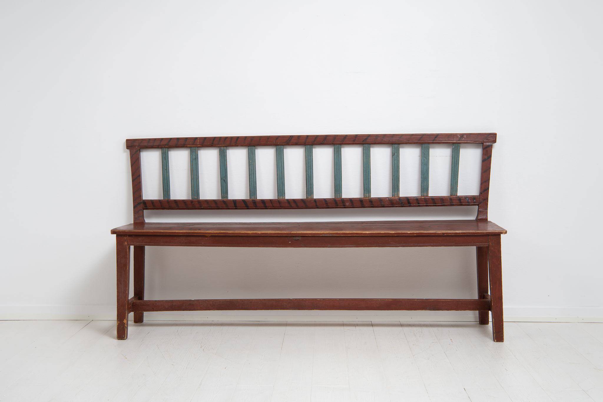 Gustavian country sofa or bench from the early 19th century. The sofa is a country house furniture in folk art with an unusual straight shape