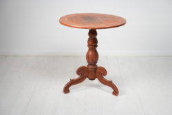 Round pedestal table in pine from Sweden. The table is from 1860 to 1870 and made in painted pine with the original paint from the 19th century.