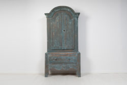 Swedish rococo country cabinet from the country Jämtland in northern Sweden. The cabinet is from around 1790 to 1810 and has blue paint