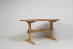 Country home dining table in folk art from Sweden. The table is well suited to hold two chairs on each of the longer sides. Made during the 1820s to 1830s