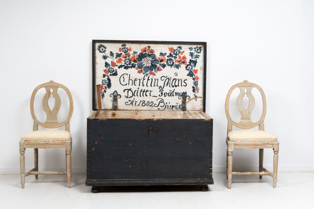 Large Swedish hope chest from the first years of the 19th century. This chest is in original, untouched condition with the original paint.