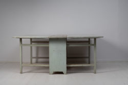 Swedish drop leaf table in gustavian style made around 1810 in northern Sweden. The table is hand-made in Swedish pine
