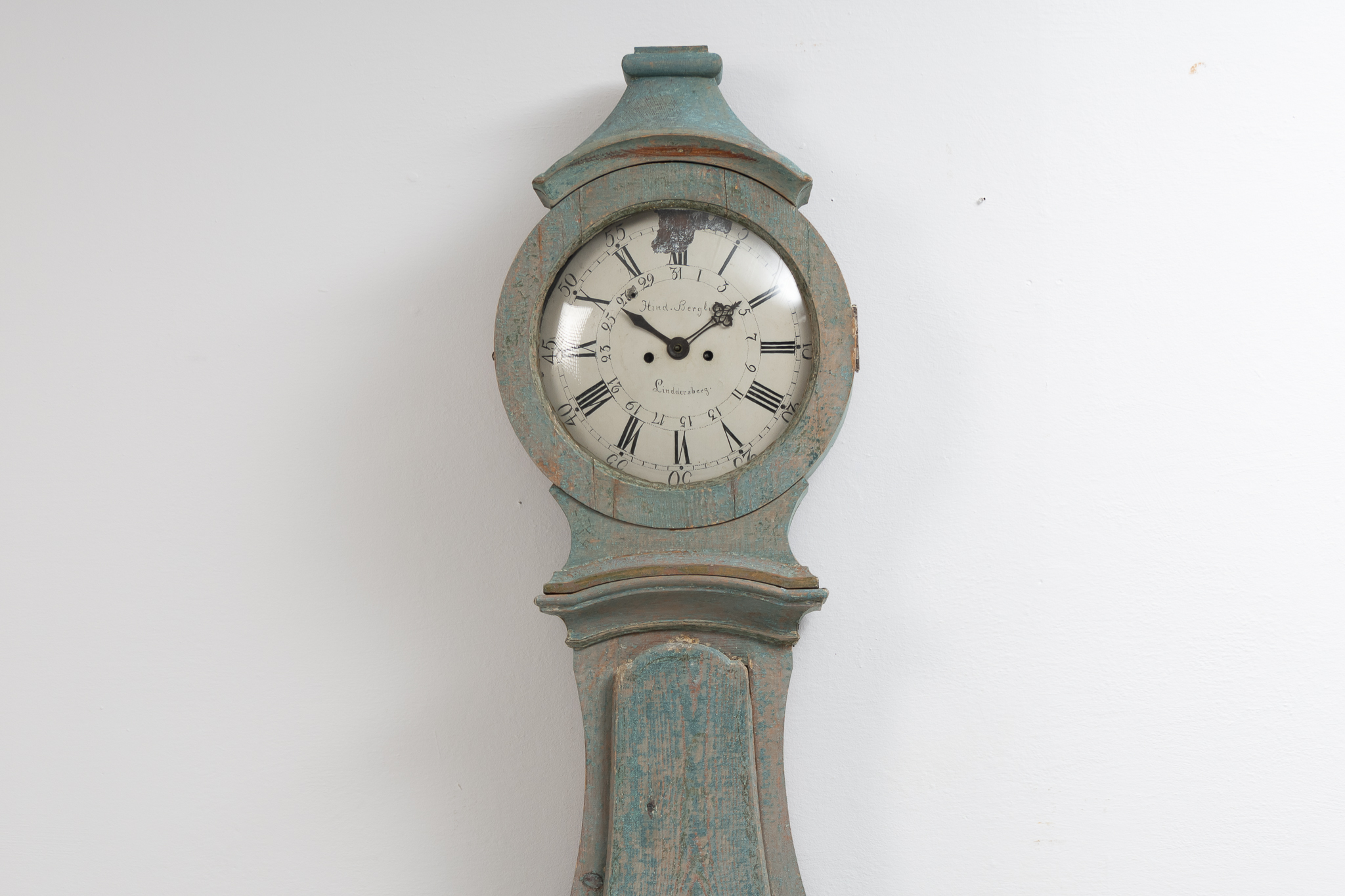 Long case clock from Mälardalen, close to Stockholm in Sweden. The clock is from around 1790 and the case has a classic rococo shape