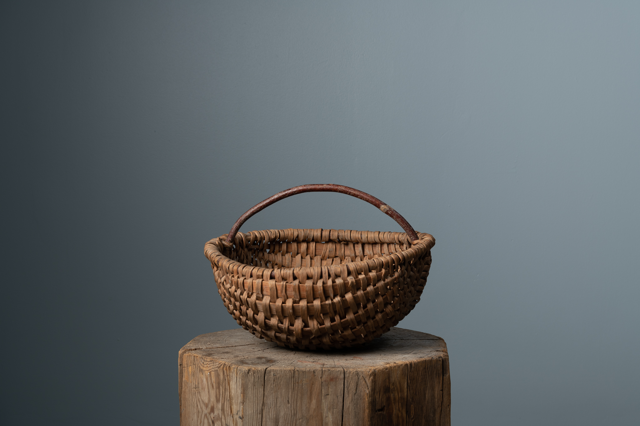 Folk art woven basket from northern Sweden made during the 19th century. The basket is woven completely by hand and has a simple handle