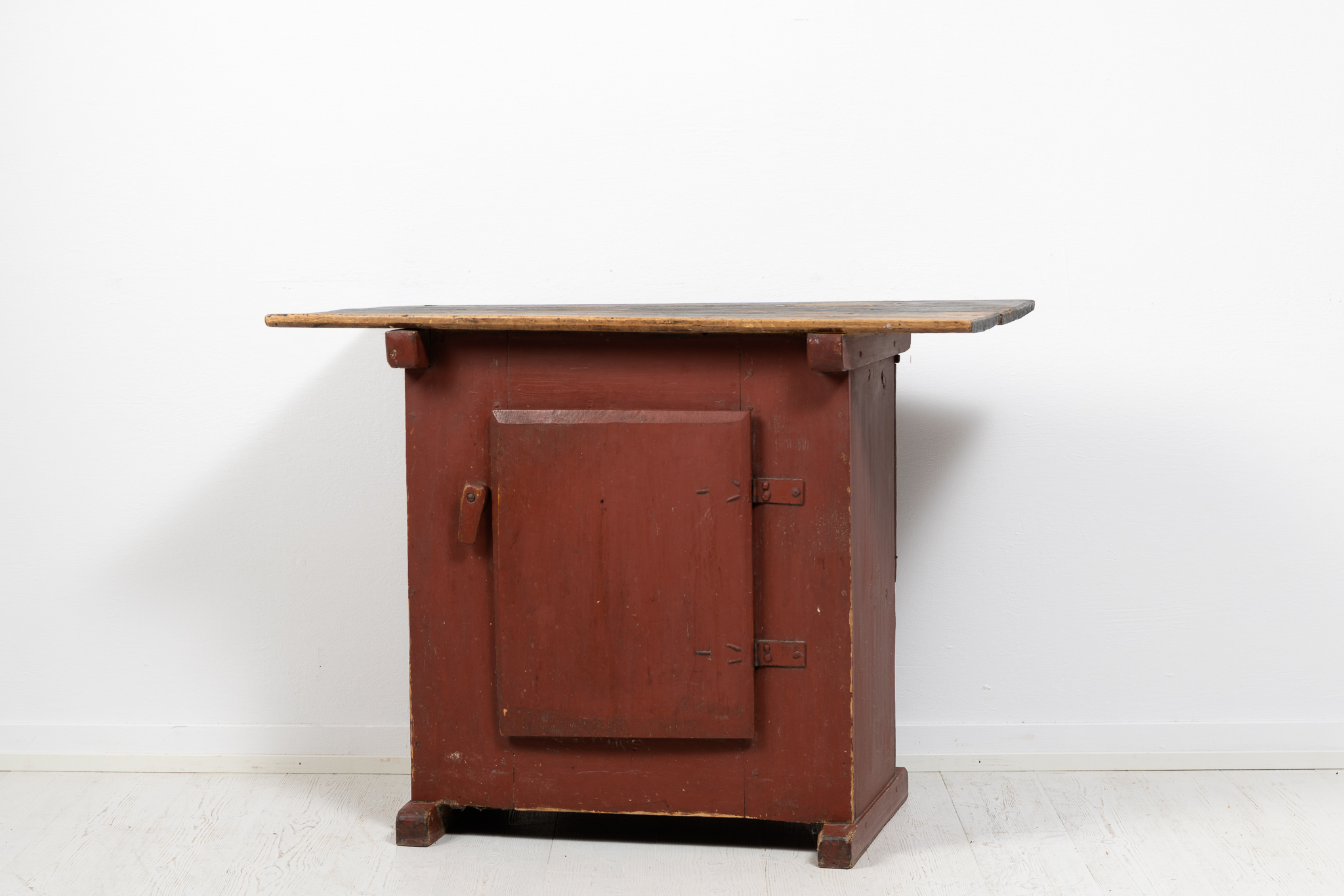Small cabinet or side table in folk art from the late 1700s. The table is a primitive folk art furniture from Sweden and would work well as both a wall table