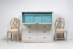 Country home writing bureau in folk art from northern Sweden. The bureau is from around 1820 to 1830 and has a writing desk