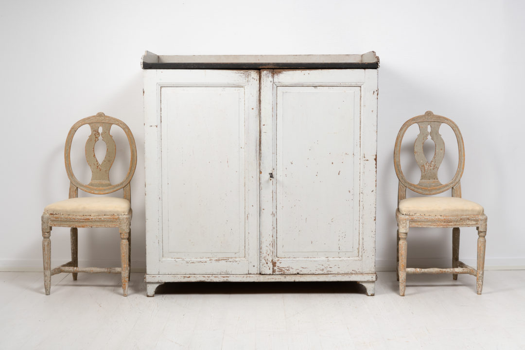 Swedish country furniture sideboard in folk art from northern Sweden. The sideboard is from the early 1800s, likely the years around 1810 to 1820