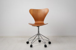 Arne Jacobsen desk chair in teak for Fritz Hansen, Denmark. Made in 1978 and labeled with model number 3117. The chair is in good vintage condition