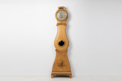 Antique gustavian long-case clock in painted pine from northern Sweden. The clock has a hand carved decor in wood with older paint from the late 1800s