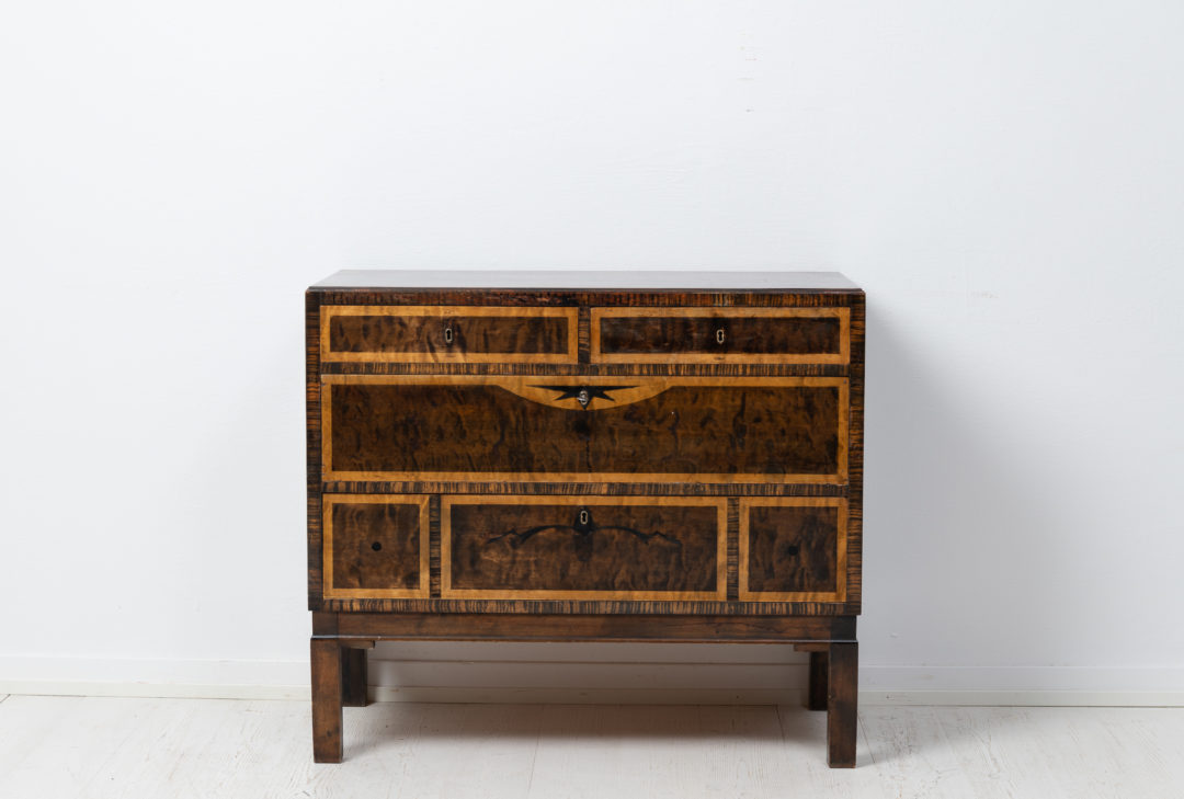 Swedish art deco commode or chest of drawers from the 1930s. The commode has 4 drawers and is veneered with multiple different kinds of wood,