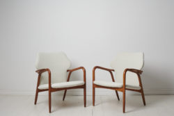 Swedish modern white armchairs made in Sweden around the mid 20th century, 1950 to 1960s. The pair are renovated