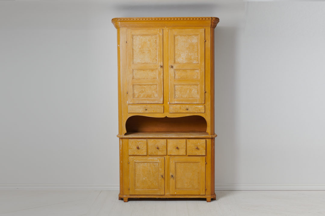 Rare antique country cabinet from the mid 19th century, the cabinet is dated "1846" at the back. The cabinet is a genuine country house furniture