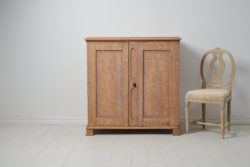 Antique Swedish country sideboard from around 1830. The sideboard is an authentic Swedish country furniture made in painted pine.