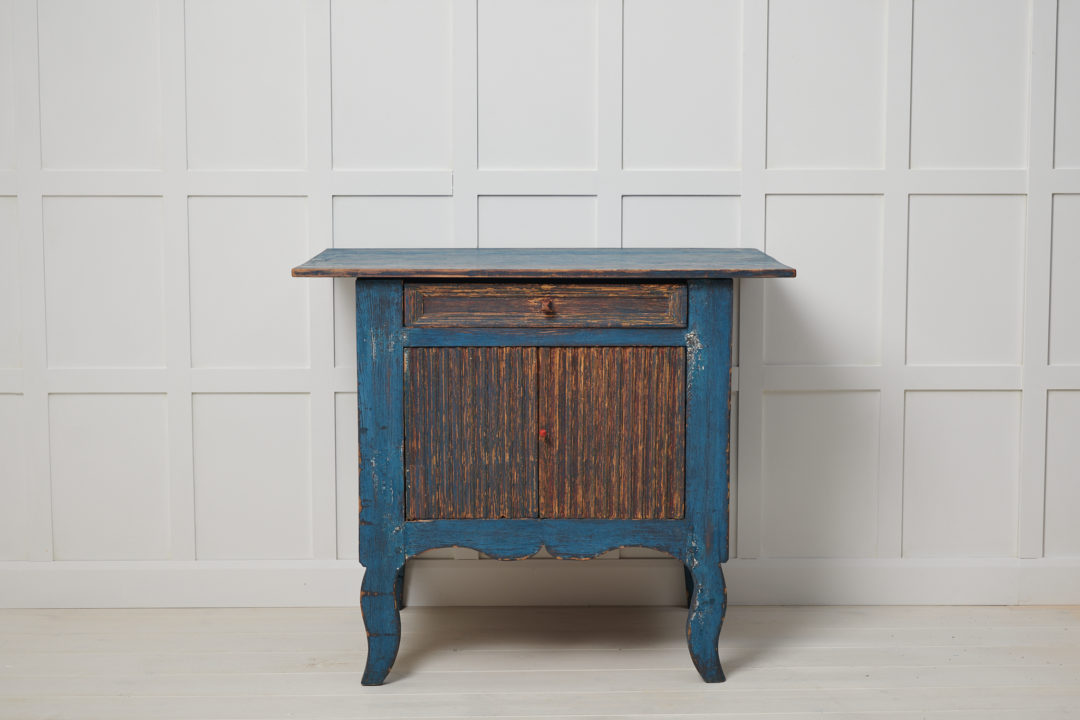 Antique Swedish small sideboard in folk art from an area called Hälsingland. Made by hand in solid pine around 1820.