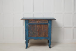 Antique Swedish small sideboard in folk art from an area called Hälsingland. Made by hand in solid pine around 1820.