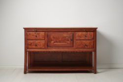Swedish modern serving sideboard made by Erik Alström Handels Fabriks AB around 1920. The sideboard is made in solid pine with an acid stain