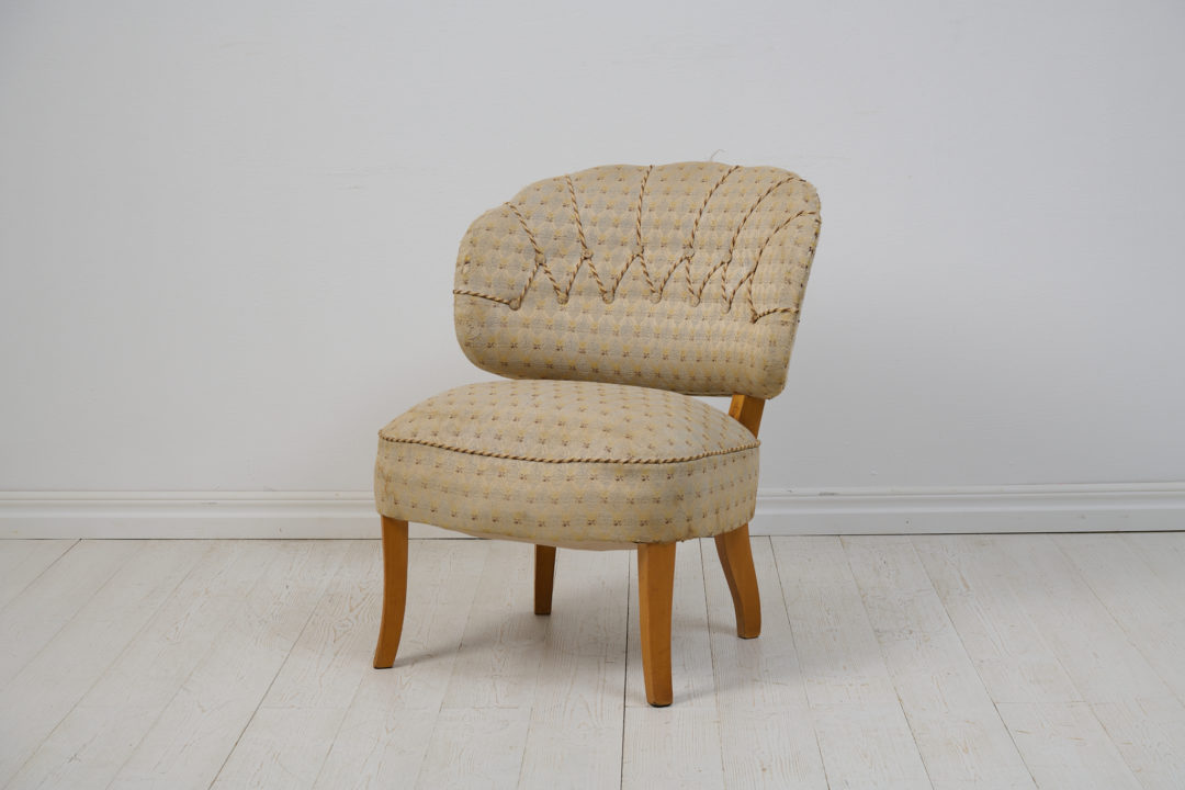 Swedish Carl Malmsten armchair 'Gamla Berlin' from the 1940s. The chair has a frame in birch with a curved and padded back with tufted buttons