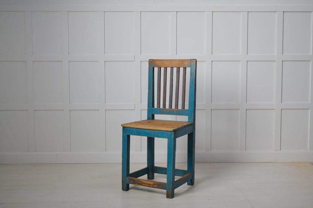 Charming Swedish country chair from northern Sweden made around 1820. The chair is a genuine country furniture with original blue