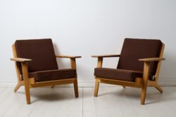 Vintage Hans Wegner armchairs model GE-290 for Getama Gedsted, Denmark. The armchairs are a mid century classic