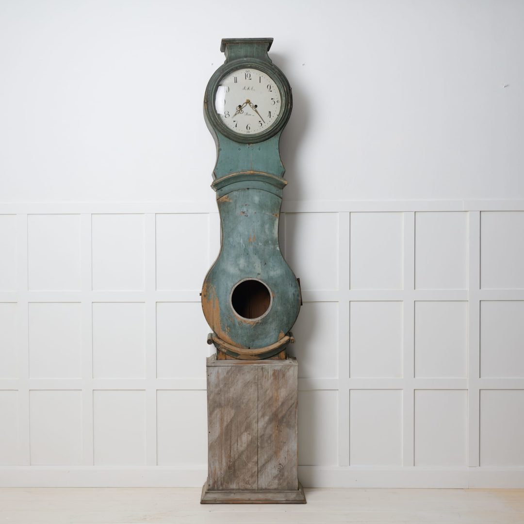 Antique Swedish longcase clock from around 1820 to 1840. The clock was made by hand in Hälsingland in Northern Sweden