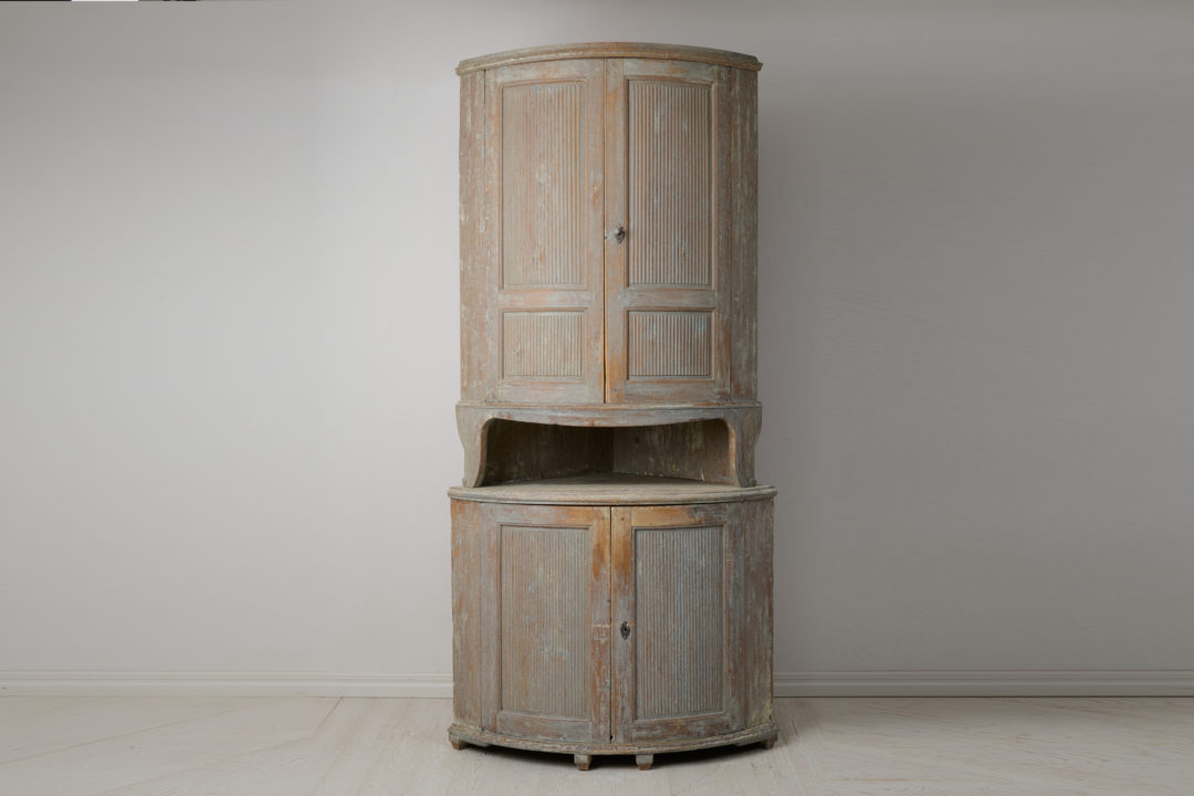 Antique Swedish corner cabinet made my hand in solid pine. The cabinet is a genuine country furniture in gustavian style