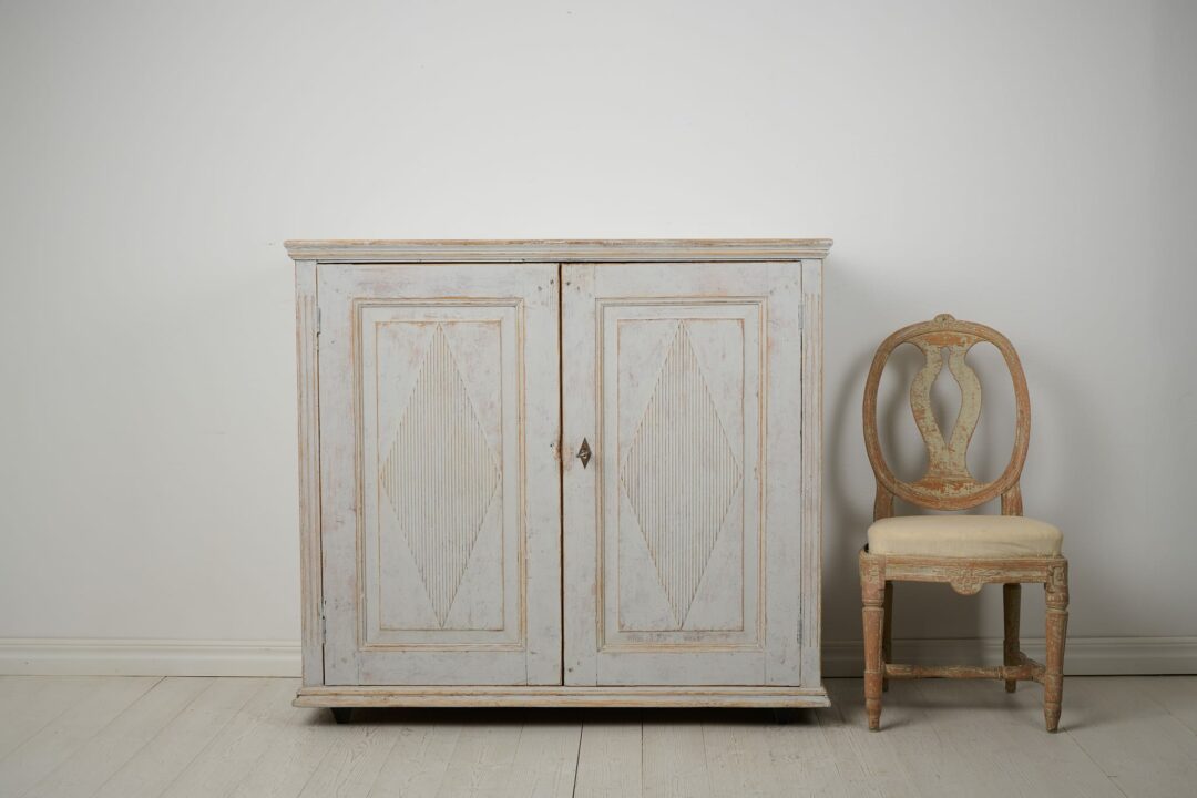 Antique Swedish rustic sideboard from the gustavian period, made around 1810. The sideboard is made in northern Sweden by hand from solid pine.