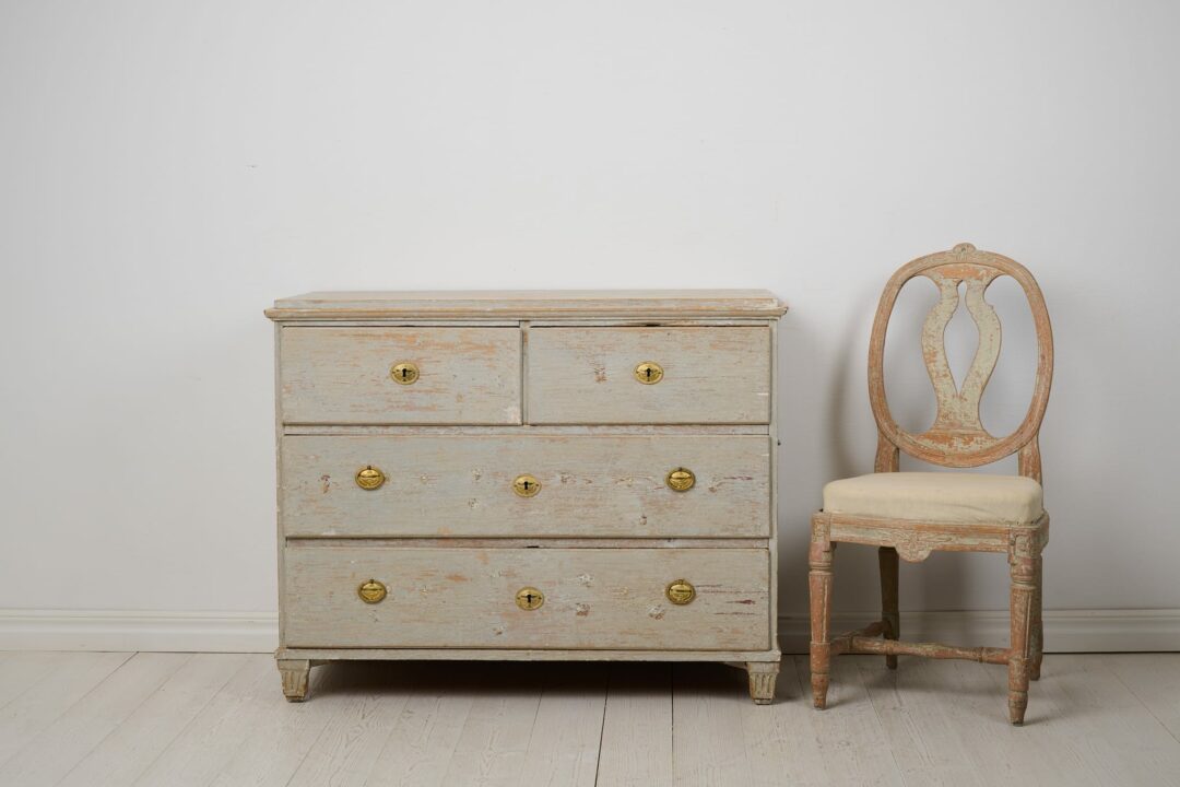 Antique Swedish chest of drawers from the 1700s in gustavian style. The chest is a genuine Swedish furniture with four drawers made by hand in solid pine around 1790.