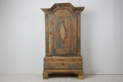 Rare antique Swedish cabinet in folk art from the late 1700s. This folk art cabinet is in baroque style and made by hand in solid pine. From northern Sweden.