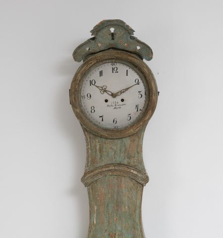 Classic Swedish long-case clock from the province Medelpad in Northern Sweden. Made around 1820 with the classic rococo shape
