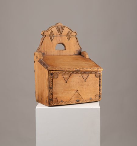 Swedish folk art box in pine with carved wooden decor. It's rare to find these objects decorated, they are mainly expendables and frequently used.