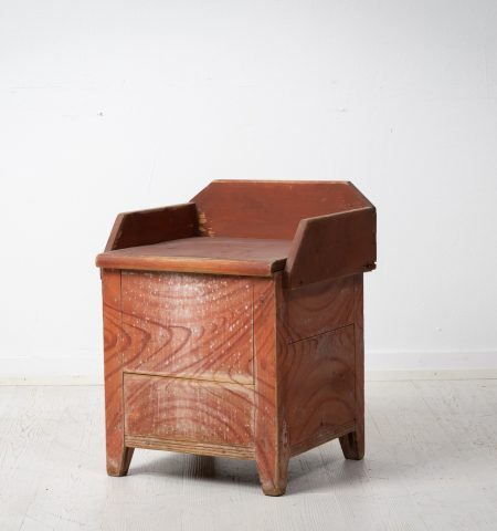 Charming antique children's chair in folk art. The chair is from Northern Sweden and made around 1820 to 1840. Made in painted pine