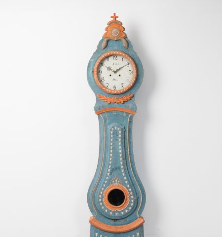 Genuine antique long-case clock from northern Sweden. The clock is made around 1820 with a very well-made and elegant case in painted pine