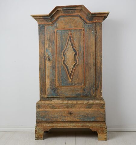 Rare antique Swedish cabinet in folk art from the late 1700s. This folk art cabinet is in baroque style and made by hand in solid pine. From northern Sweden.