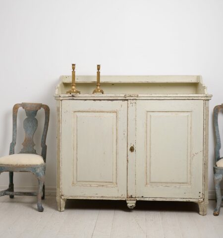 Genuine antique Swedish sideboard from the gustavian period around 1780. The sideboard is made in Stockholm by hand with a frame in solid pine.