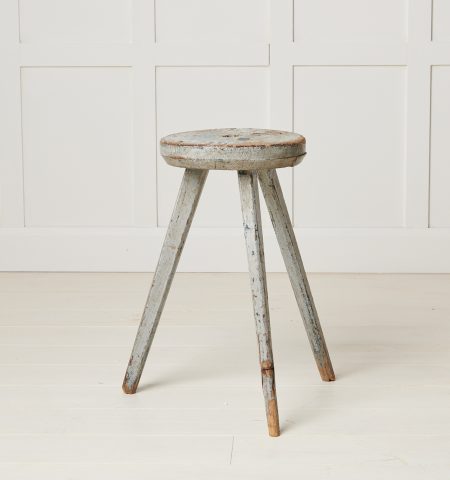 Antique Swedish rustic stool in folk art made with three legs. The stool has a round seat and is in its untouched original condition.