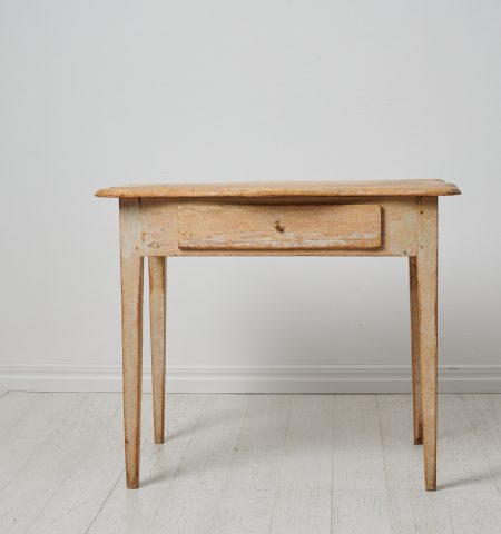 Antique country house table from northern Sweden made around 1820. The table has straight tapered legs and a drawer