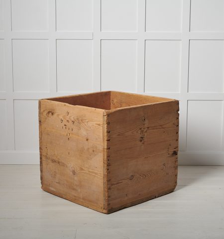 Large antique pine box in folk art from Sweden. The box is a measurement to measure volume and is made by hand in pine. It has never been painted