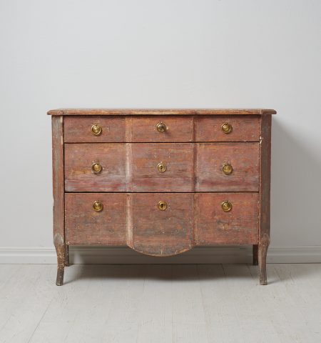 Genuine Swedish gustavian commode made around 1790 in painted pine. The commode has the original paint which has become worn and distressed over time