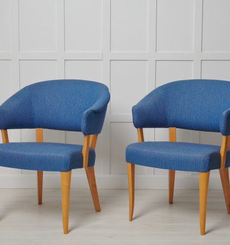 Scandinavian modern “Lata Greven” chairs designed by Carl Malmsten around 1953. Produced by O.H Sjögren. The name means the “lazy count”