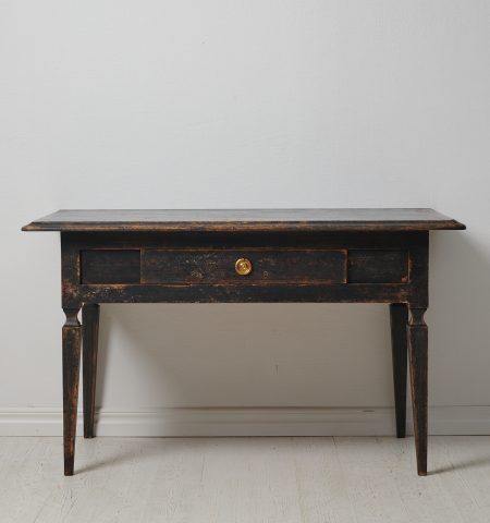 Antique Swedish gustavian table. The table is a genuine country house furniture from the 1820s. Straight tapered legs and a drawer